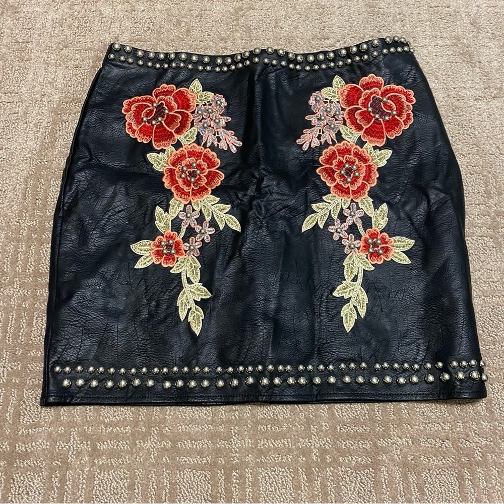 {Romeo & Juliet Couture} Rose Embroidered Faux Leather Mini Skirt ~ Size Medium